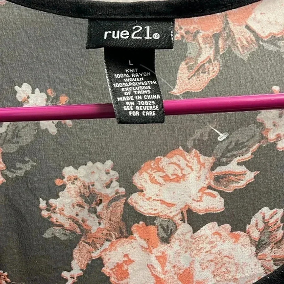 Rue 21 Flowery Top Size Large - Picture 2 of 3